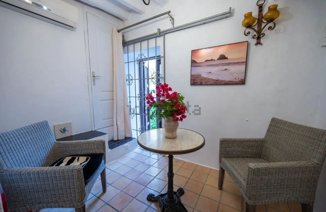 A la venta un edificio con dos apartamentos y negocio en Ibiza por 625.000 euros