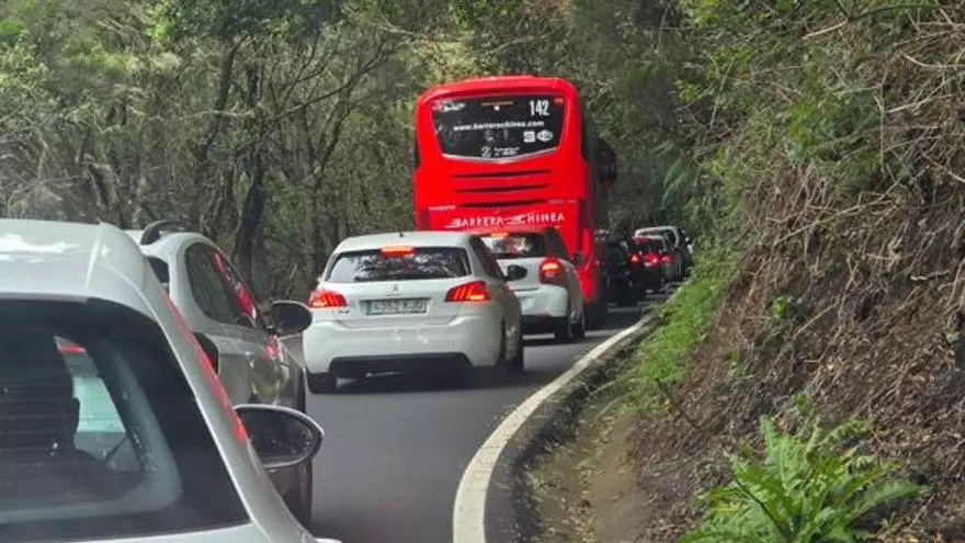 Cola de más de tres kilómetros para salir en coche de Anaga por Las Mercedes