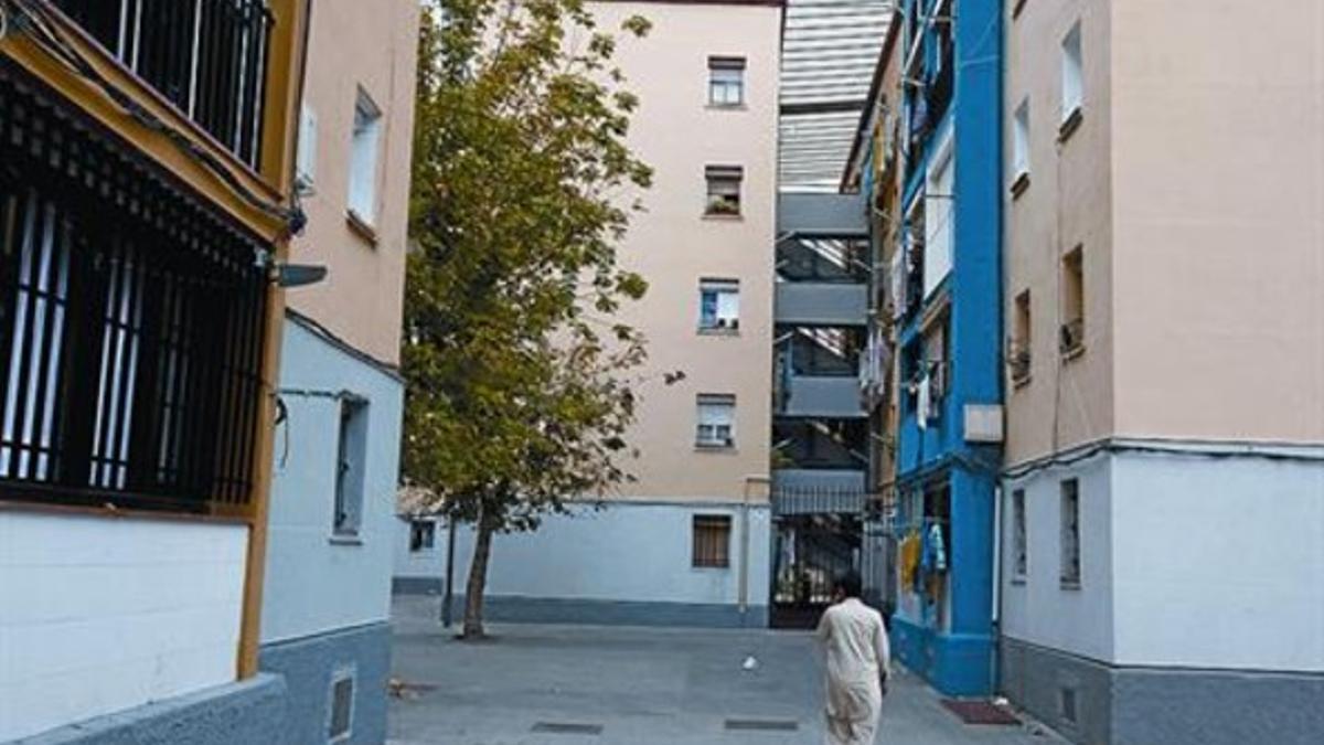 Bloques con pisos 'okupados' en el barrio de Sant Roc, justo en el límite con el de Artigues, el lunes.