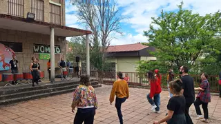 Una fiesta de danza africana para festejar Womad en el instituto El Brocense de Cáceres