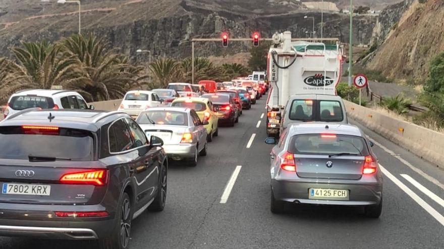 Un accidente entre varios vehículos provoca retenciones a la altura de El Goro