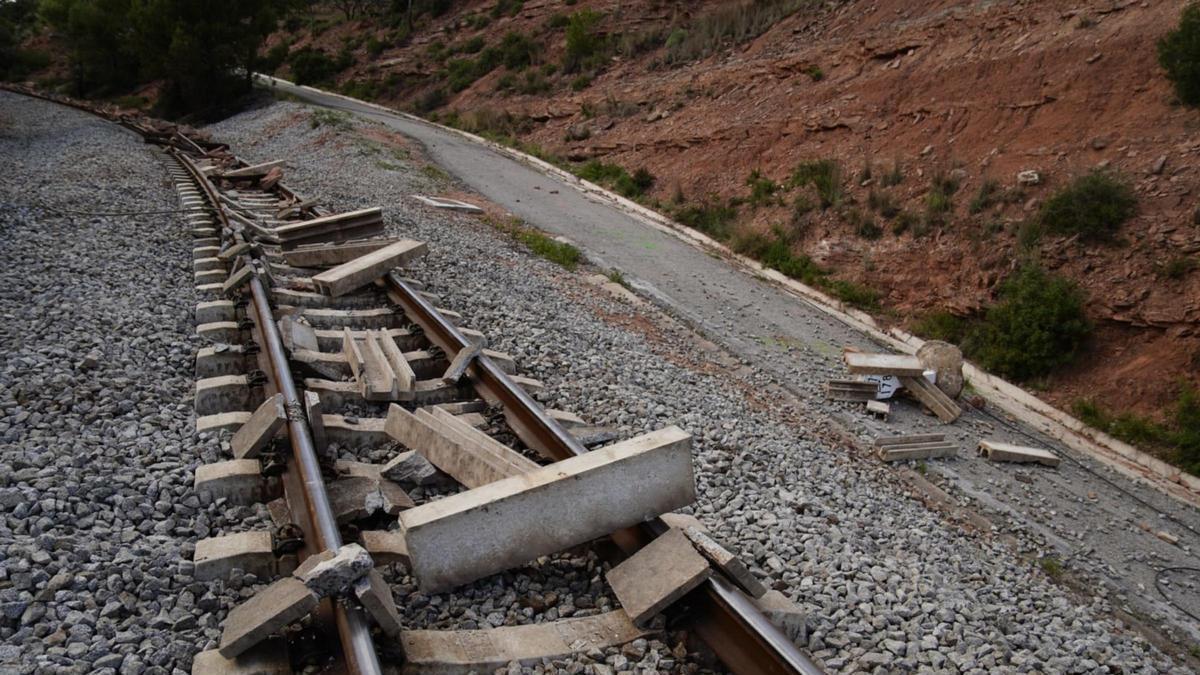 FGC repara la vía del tren entre la mina de Súria y el puerto de Barcelona y Nadal avisa de que denunciarán el sabotaje