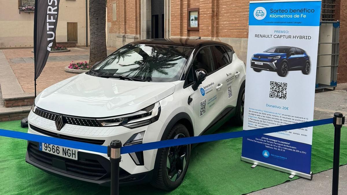 La parroquia mantuvo expuesto el coche frente a la iglesia de Santo Tomás durante el puente de diciembre.