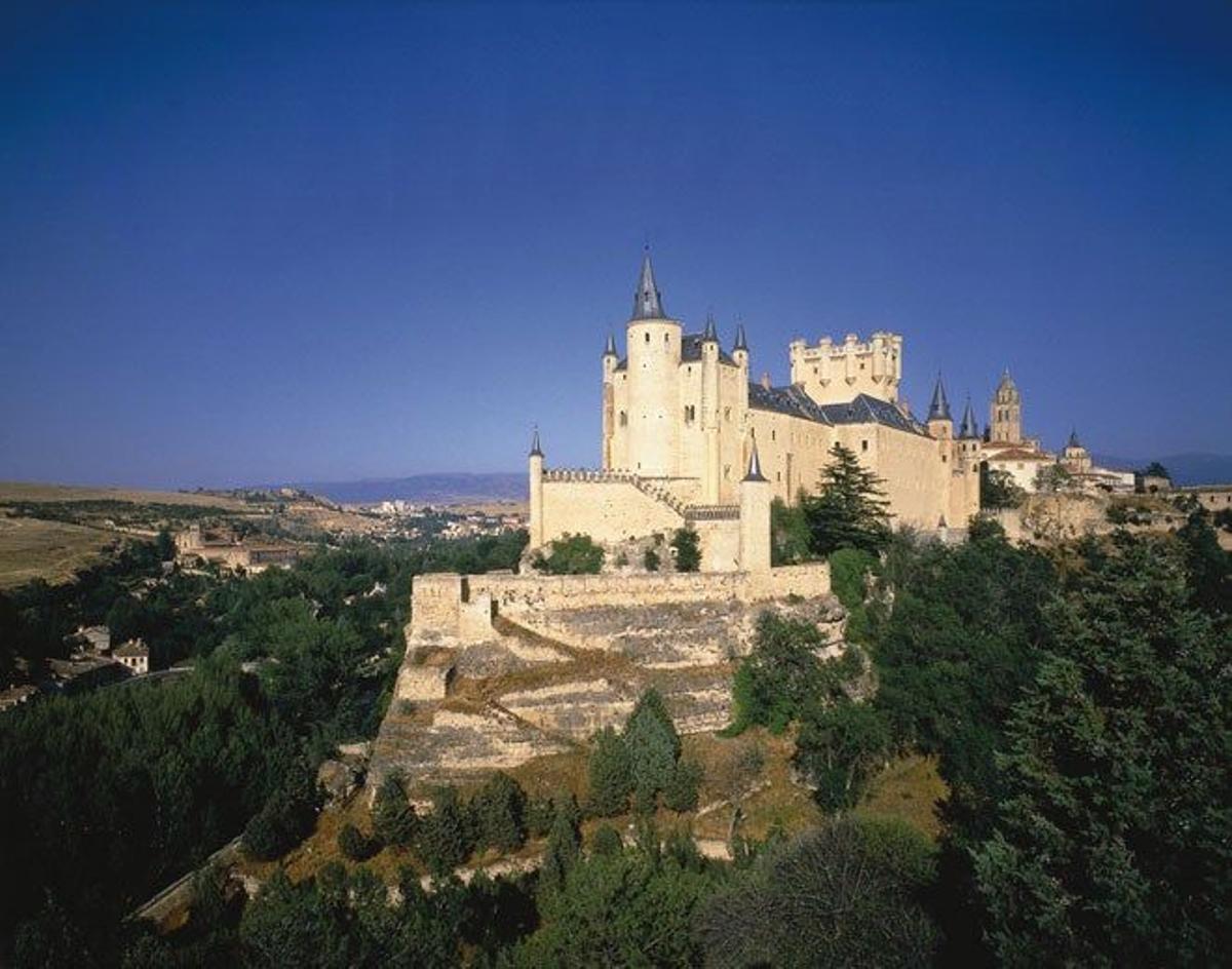 Las murallas de Segovia recorre el casco antiguo a lo largo de tres kilómetros y medio y sus origenes están en el siglo II.