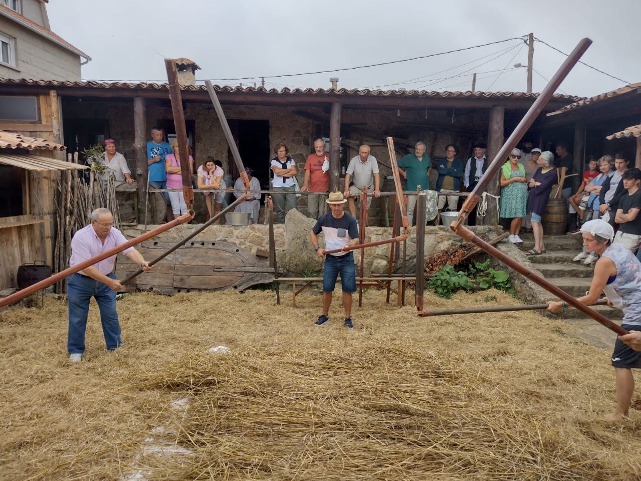 Un momento de la "Festa da Malla" celebrada en la casa museo O Quinteiro de Temperán, en San Vicente de O Grove.