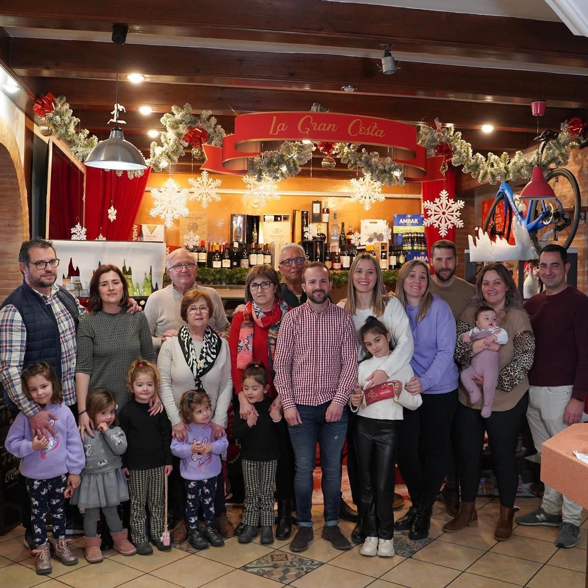 La familia de Castellón ganadora de la Gran Cesta de Calamocha.