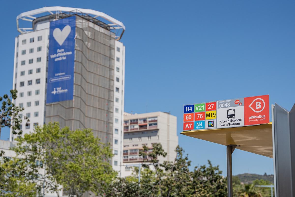 Para de buses a demanda enfrente del Hospital de la Vall d'Hebrón, en Barcelona.