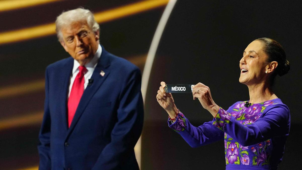 La presidenta de México, Claudia Sheinbaum junto al presidente de los EEUU., Donald Trump, durante el sorteo del Mundial de fútbl 2026