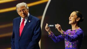 La presidenta de México, Claudia Sheinbaum junto al presidente de los EEUU., Donald Trump, durante el sorteo del Mundial de fútbl 2026