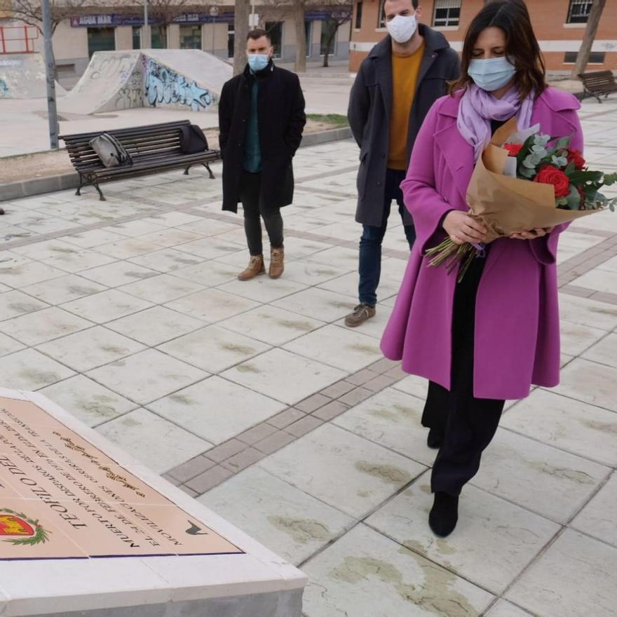 La consellera Rosa Pérez depositando un ramo de flores en el monolito que recuerda a Teófilo del Valle.