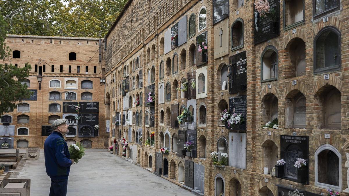El Cementerio General de València repleto de flores en Todos los Santos.