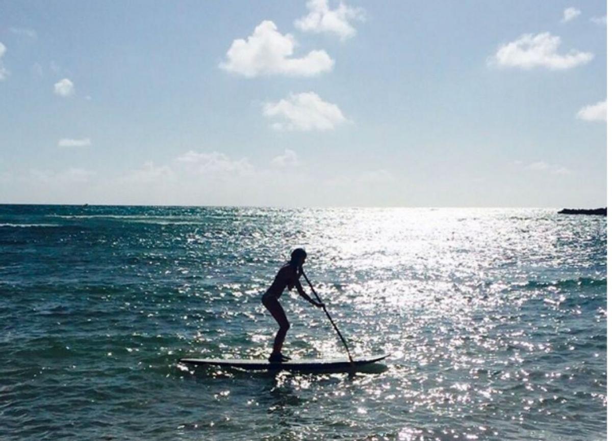 Linda Morselli haciendo paddle surf