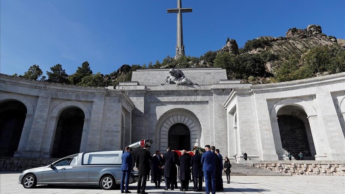 Nietos y bisnietos de Franco introducen sus restos en un coche fúnebre tras sacarlos de la basílica del Valle de los Caídos, el pasado 24 de octubre.