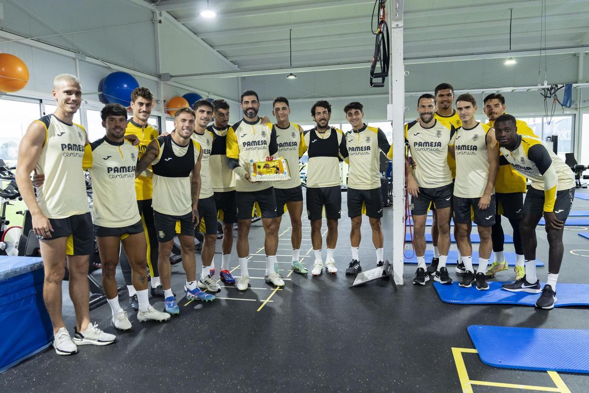 Los jugadores del Villarreal le han entregado a Raúl Albiol una tarta en la fiesta sorpresa por su 39 cumpleaños.