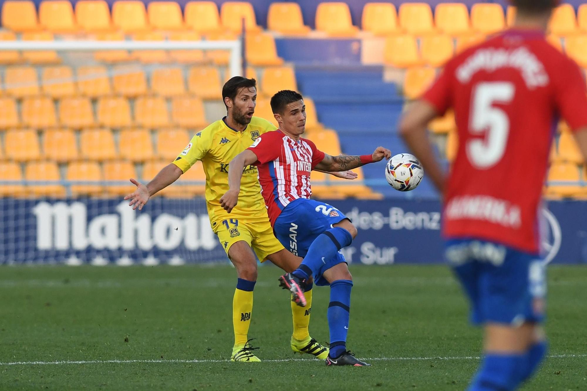 El partido entre el Alcorcón y el Sporting, en imágenes