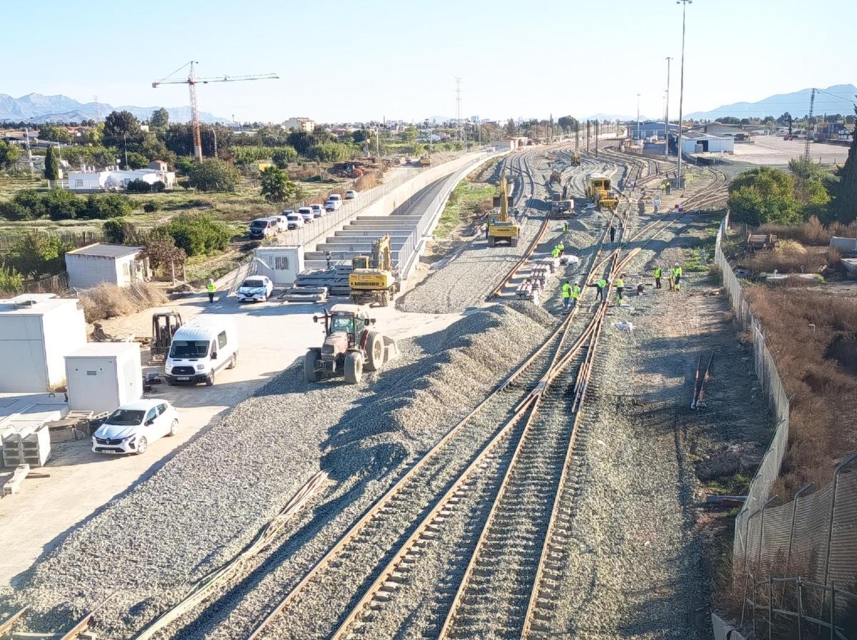 Maquinaria y operarios trabajando en las obras.