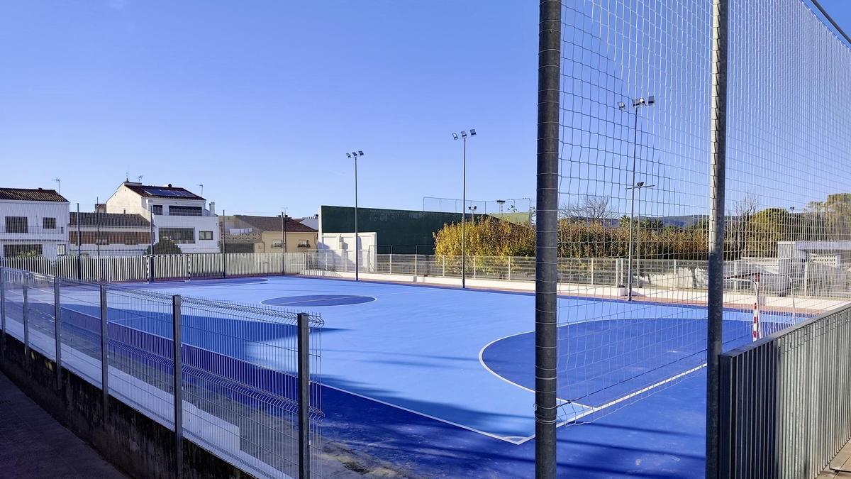 Pista deportiva renovada en Montaverner.