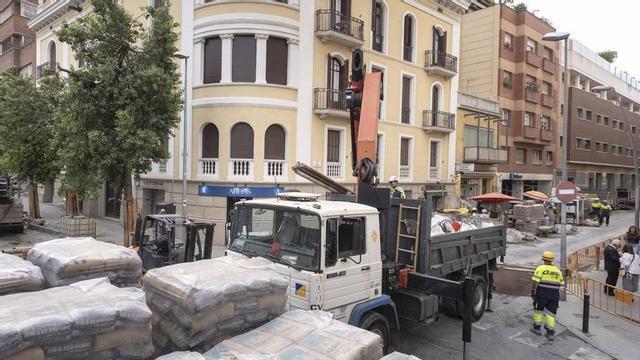 Obres en una de les finques afectades, entre els carrers Rubinstein i Teodora Lamadrid. | FERRAN NADEU