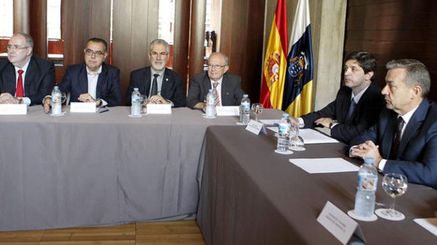 Rivero y González Ortiz (derecha) con parte de los empresarios y rectores de las universidades, ayer en Tenerife. | efe