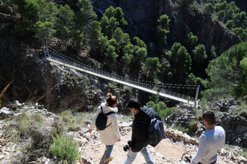 Inauguran el puente colgante de El Saltillo, en la Axarquía