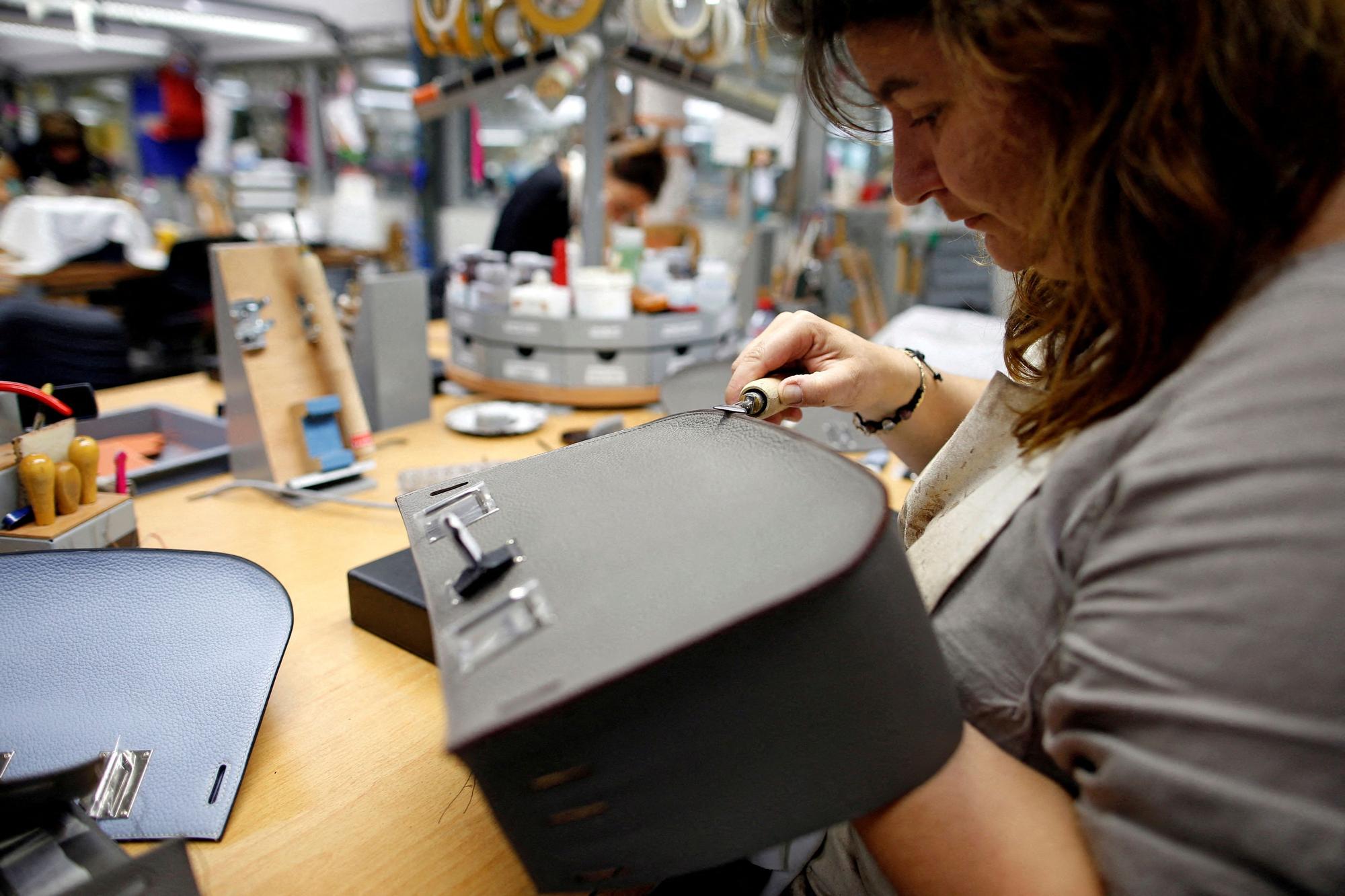 Fabricación de un bolso en la fábrica Hermès
