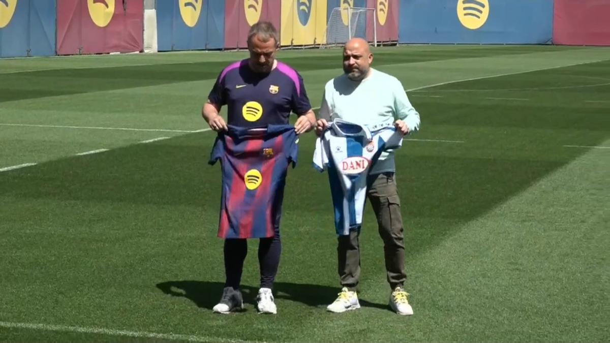 Flick y Manolo González posan juntos en la Ciudad Deportiva Joan Gamper antes del derbi