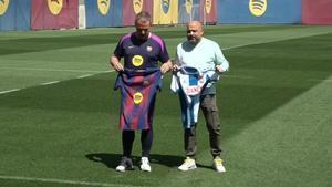 Flick y Manolo González posan juntos en la Ciudad Deportiva Joan Gamper antes del derbi