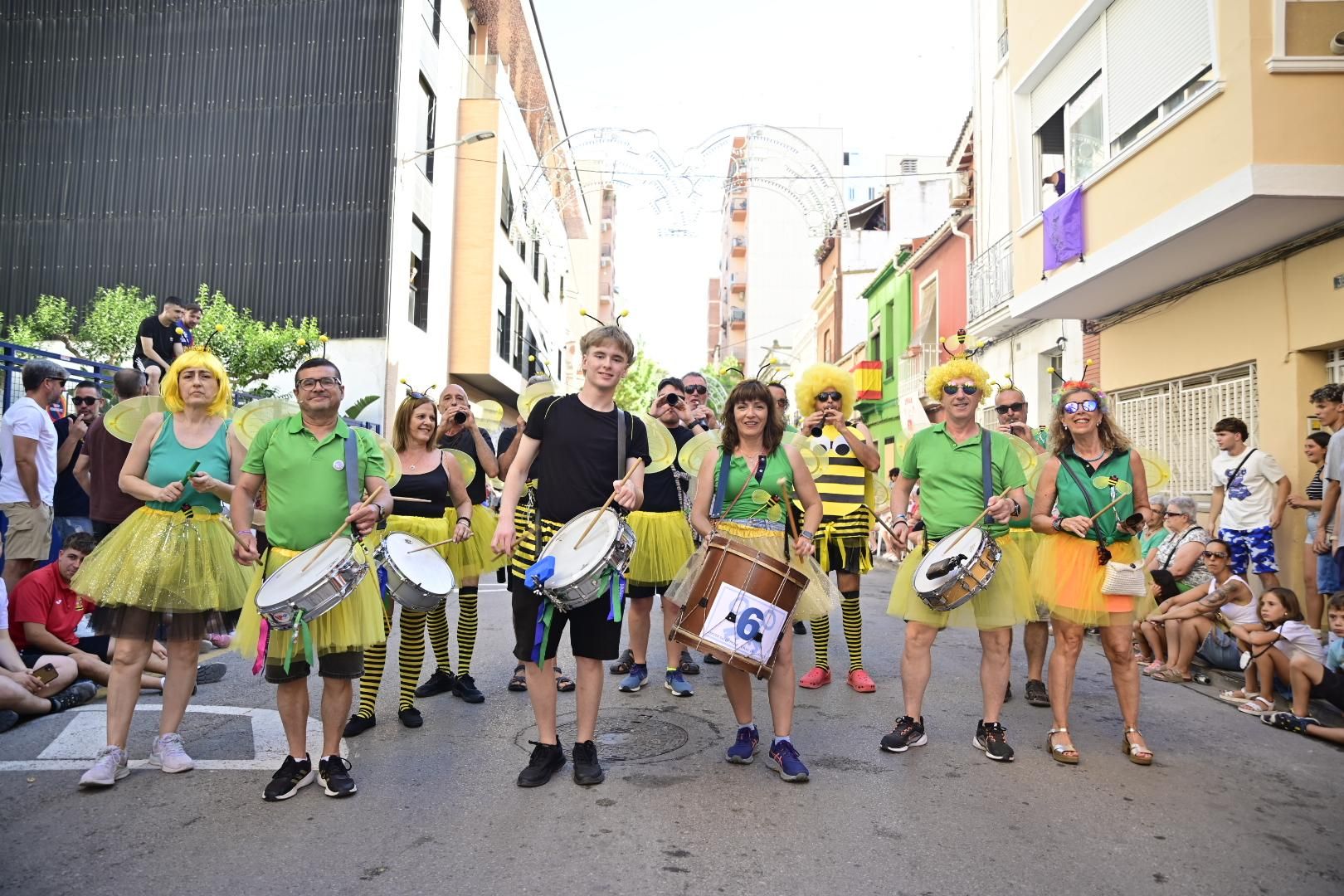 Multitudinario y divertido desfile por la entrada del toro