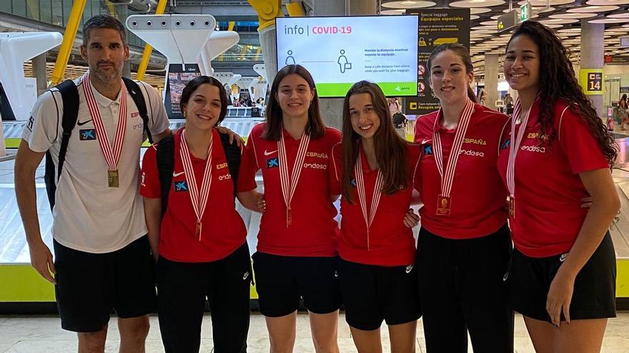 Rubén Burgos, Elena Buenavida, Claudia Contell, Laia Lamana, Elba Garfella y Noa Morro, con las medallas de oro