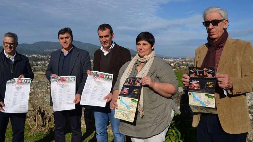 Los alcaldes de Tui y valença, con ediles, en la presentación del programa de actos de la Eurocidade.  // J.V.