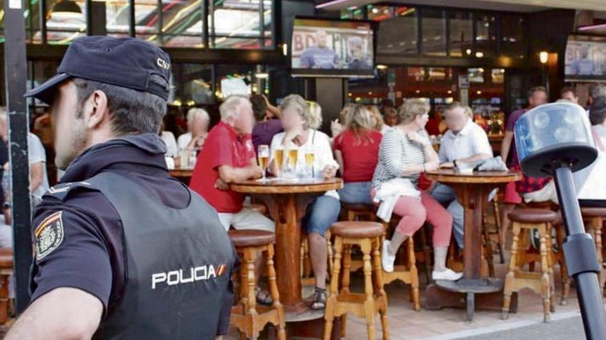 Über eine Stunde lang durchsuchten über 60 Polizisten den Bierkönig.