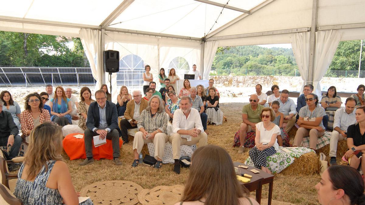 Asistentes ao aniversario da Fundación Roberto Rivas e á inauguración de El Palomar.
