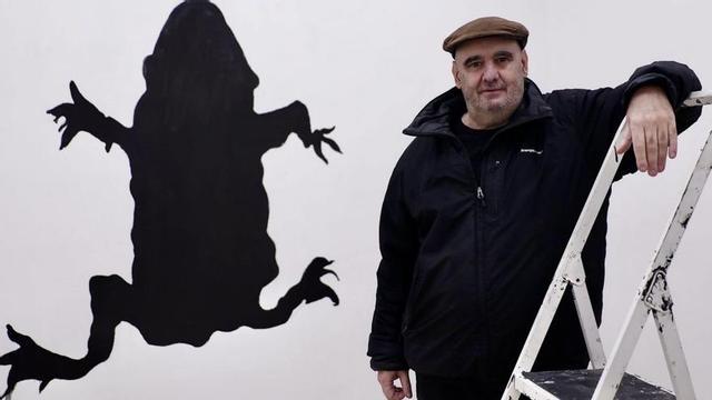 Cuco Suárez, junto a uno de sus dibujos en la exposición «Don’t cry for me», en Guillermina Caicoya Galería.  | DAVID CABO