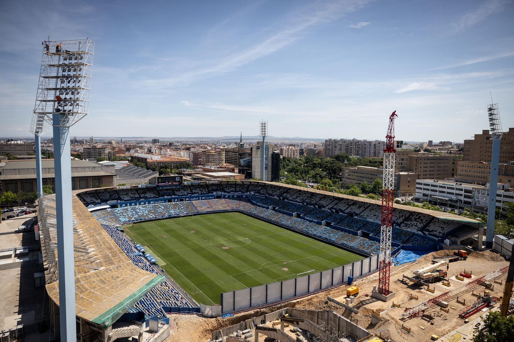 En imágenes | Desmontaje de los focos de La Romareda y estado del campo tras el último partido antes de la demolición
