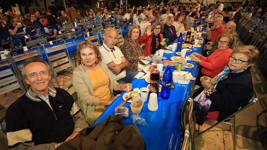 Búscate en la galería de fotos del &#039;sopar de pa i porta&#039; en las fiestas de Almassora