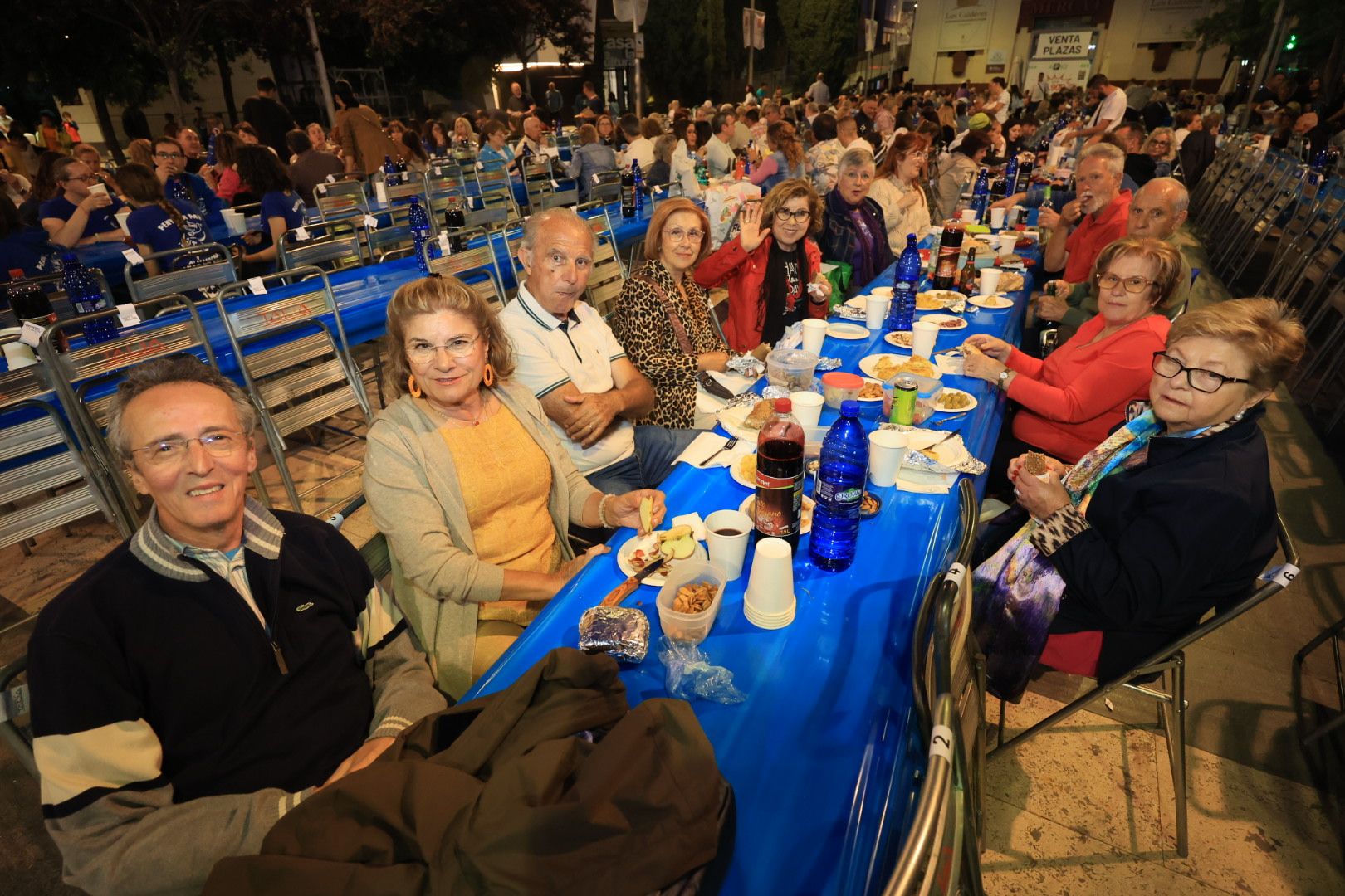 Búscate en la galería de fotos del 'sopar de pa i porta' en las fiestas de Almassora