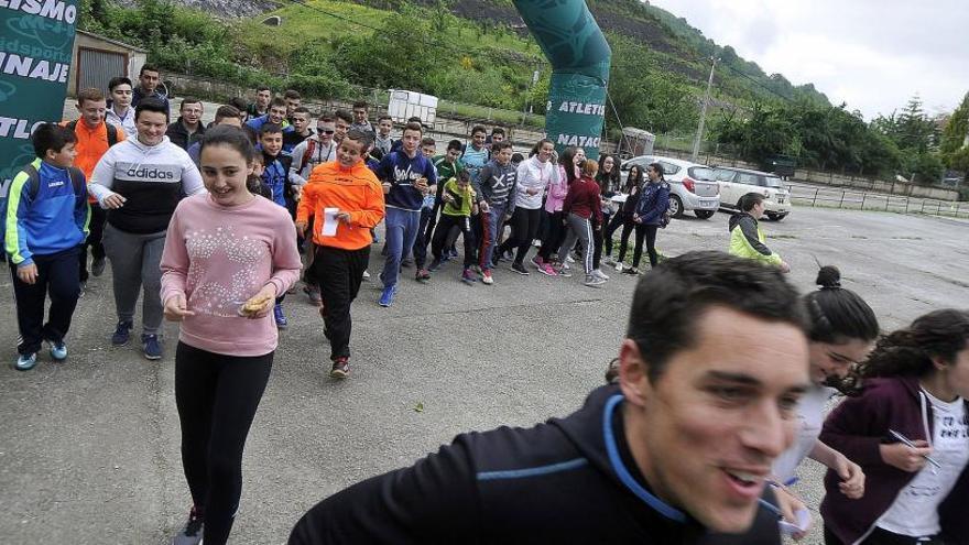 Carrera solidaria del alumnado del colegio de Cabañaquinta para Los Humanitarios