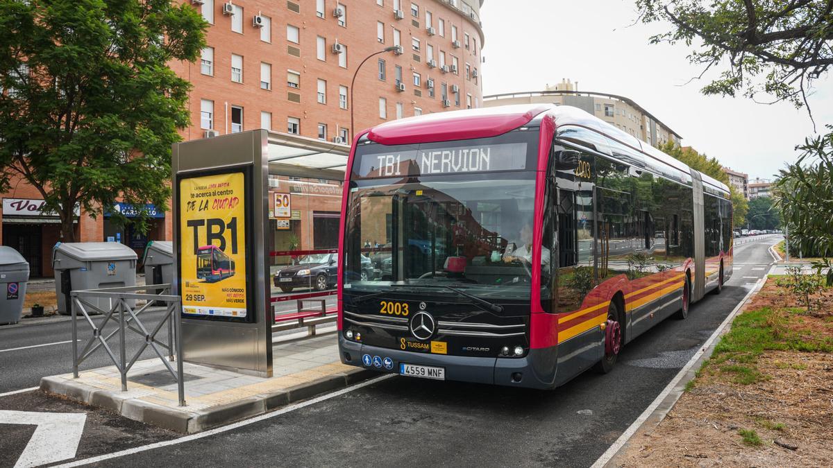 Imagen del tranvibús en Sevilla Este.