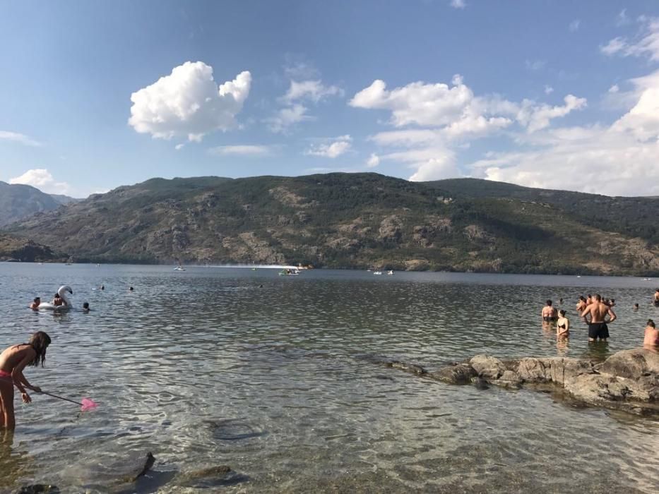 Los hidroaviones cogen agua en el Lago de Sanabria