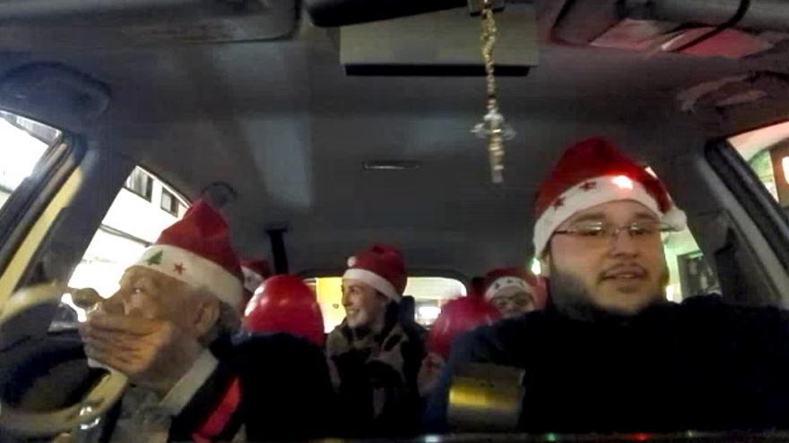 Los taxistas ponen corazón a la Navidad