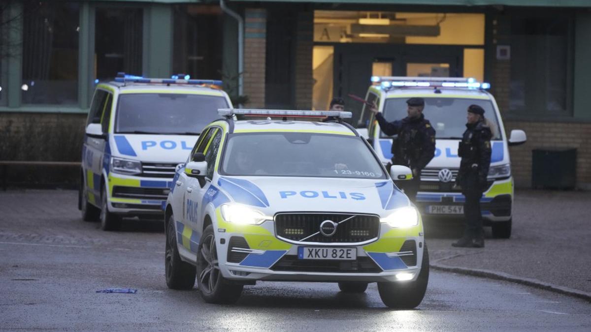 Vehículos y agentes de la policía sueca.