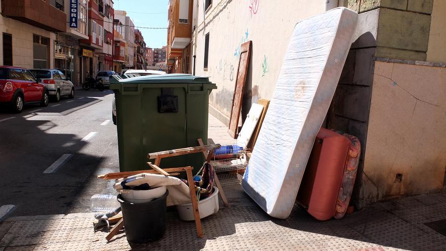 La Vall limpia al mes 590 vertidos ilegales de voluminosos en la calle