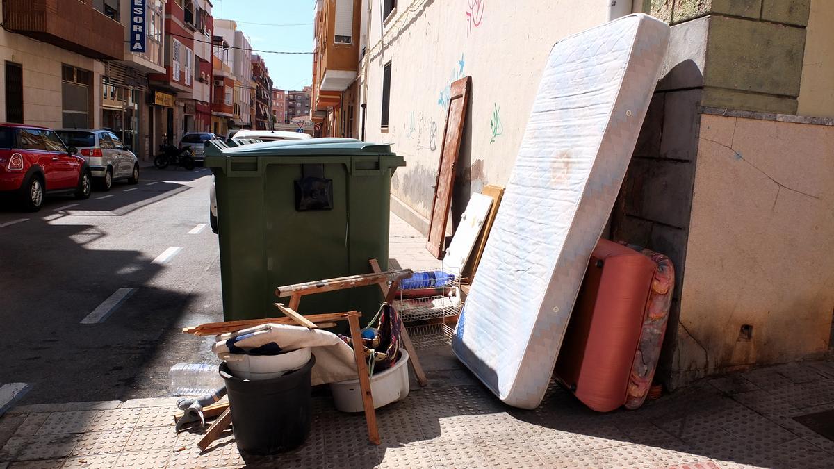 A pesar de estar prohibido, los vecinos de la Vall siguen sacando los trastos a la calle el primer lunes de cada mes.
