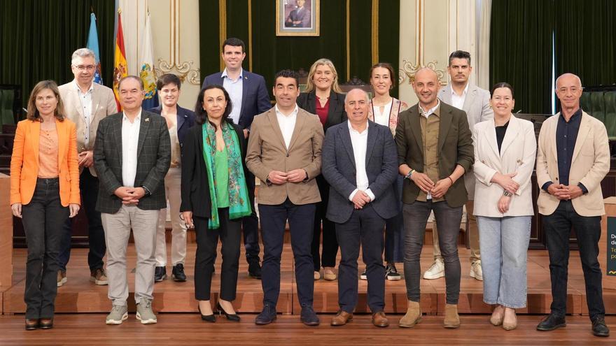 López, con los alcaldes y concejales de los municipios beneficiados