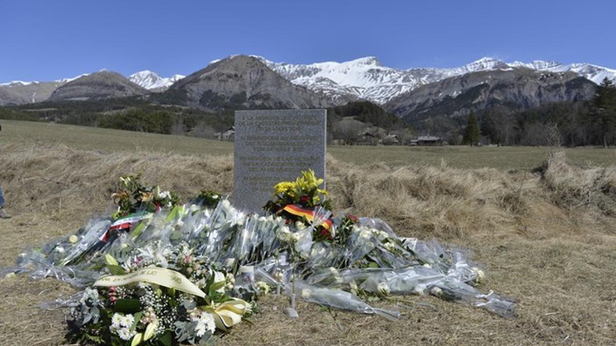 Monolito de homenaje a las víctimas del accidente aéreo en Le Vernet