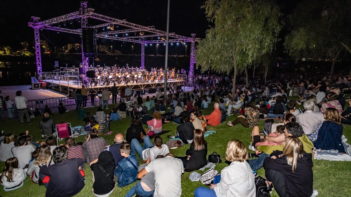 Espectadores en el paseo del río durante el concierto de la Oex, el 23 de junio de 2022.