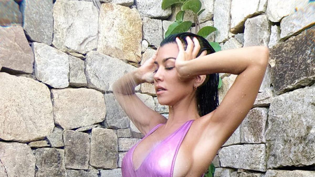 La ducha más sexy de Kourtney Kardashian con bañador metalizado