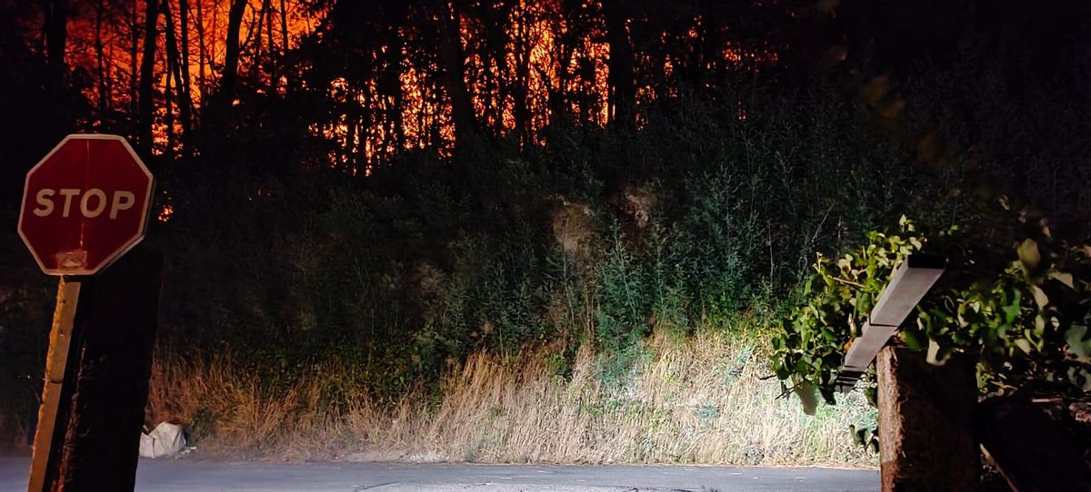 El incendio que esta noche afectó a los montes de Meaño.