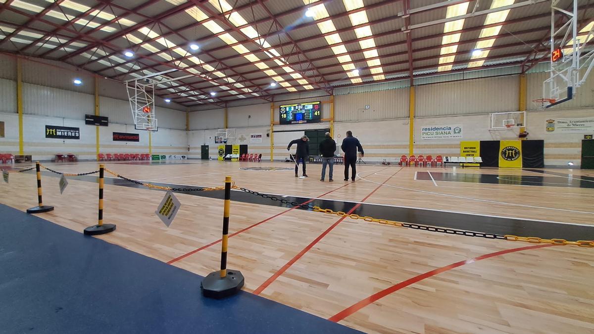 DEPORTE AFICIONADO | Lesiones, suspensiones y frustración: el caos de la condensación en el polideportivo Rioturbio (Mieres) no se arregla ni con 250.000 euros