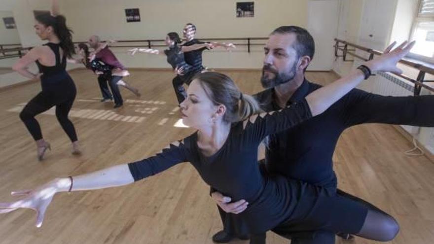 Clase de Danza Social en el Conservatorio.